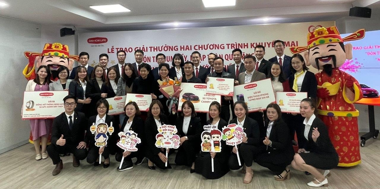 Các khách hàng may mắn trúng thưởng của hai chương trình khuyến mại "Đón Tết Sum Vầy, Ngập Tràn Quà Tặng” và "Mừng Tuổi 15, Rước ’Xế’ Về Nhà” tại Hà Nội chụp hình cùng Ban Giám đốc Dai-ichi Life Việt Nam. 